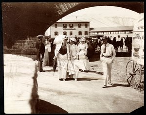 Tre donne e un uomo che camminano al Narragansett Pier con il carretto del fotografo itinerante, Rhode Island, 1891